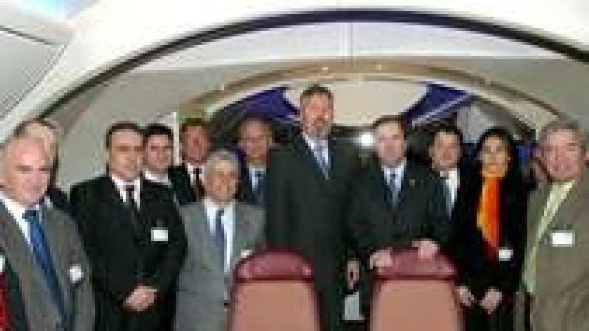 El presidente de la Junta posa en el interior de Boeing en la sede de la empresa, en Seattle