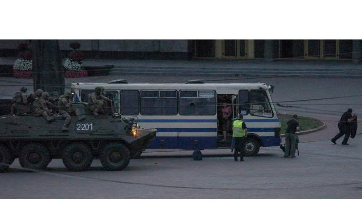 Momento en que el grupo de operaciones especiales libera el autobús secuestrado en Ucrania. LISEYKO