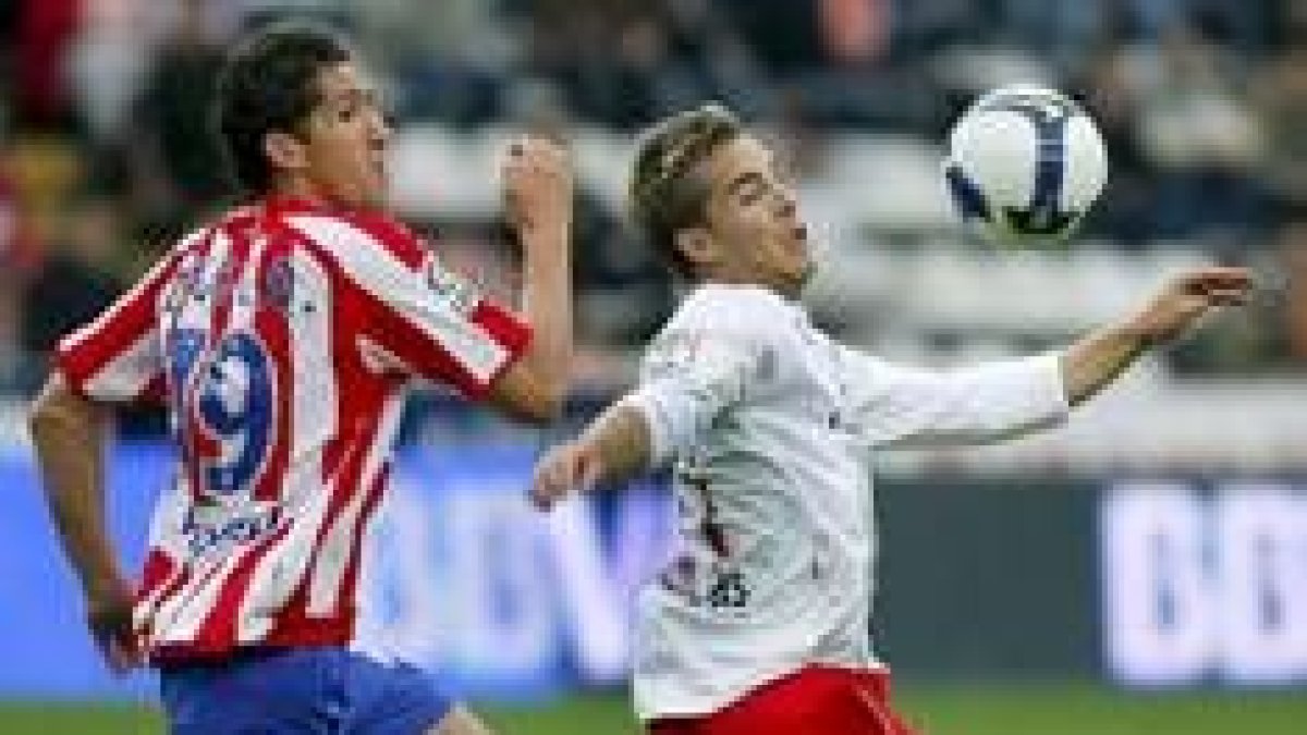Álvaro Antón  pelea un balón con Diego Camacho, del Sporting de Gijón