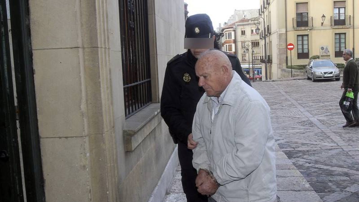 Paulino González Álvarez a su llegada a la Audiencia para ser juzgado