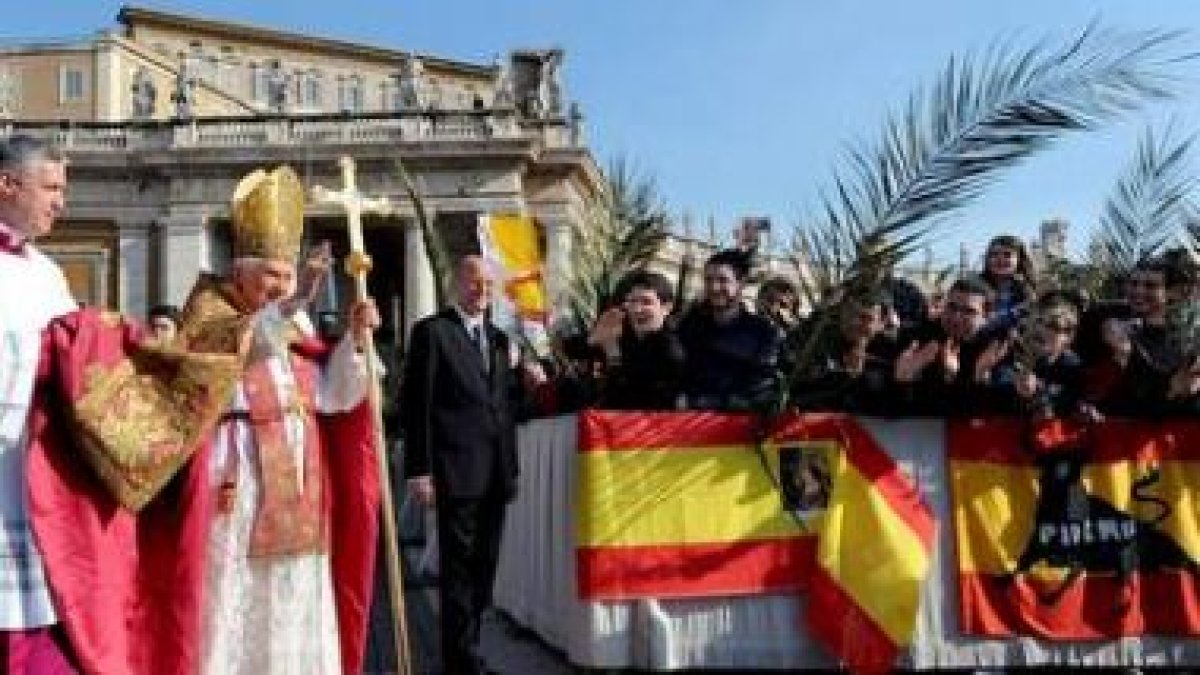Benedicto XVI saluda a los jóvenes madrileños en la celebración del Domingo de Ramos