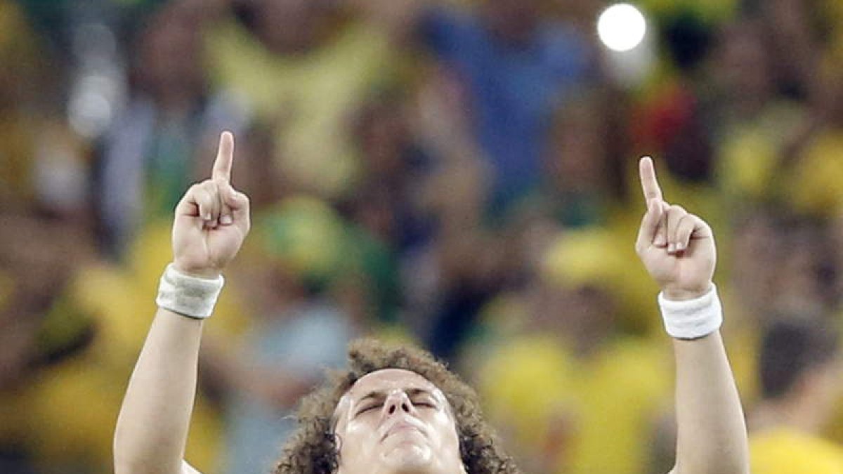 David Luiz celebra su gol, el segundo de Brasil frente a Colombia, en los cuatros de final del Mundial.