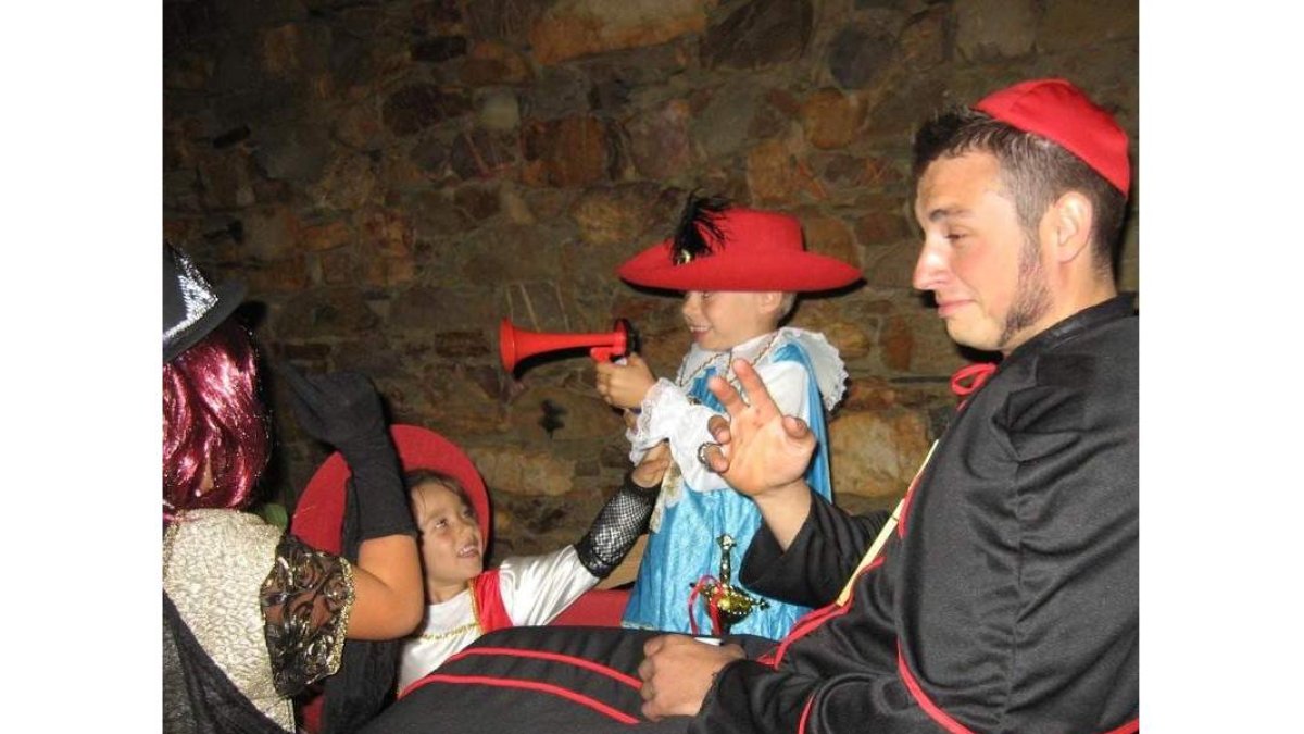 Un caracterizado cardenal Richelieu en el desfile de bodegas.