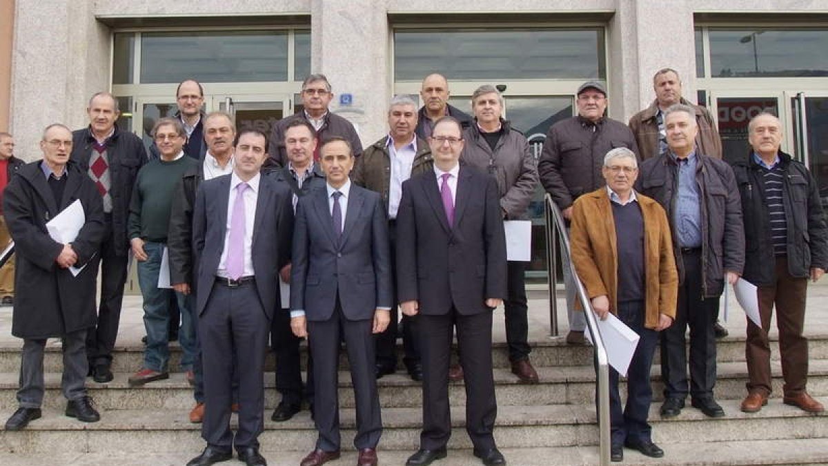 Los homenajeados de la zona de Ponferrada posaron con los directivos de la compañía.
