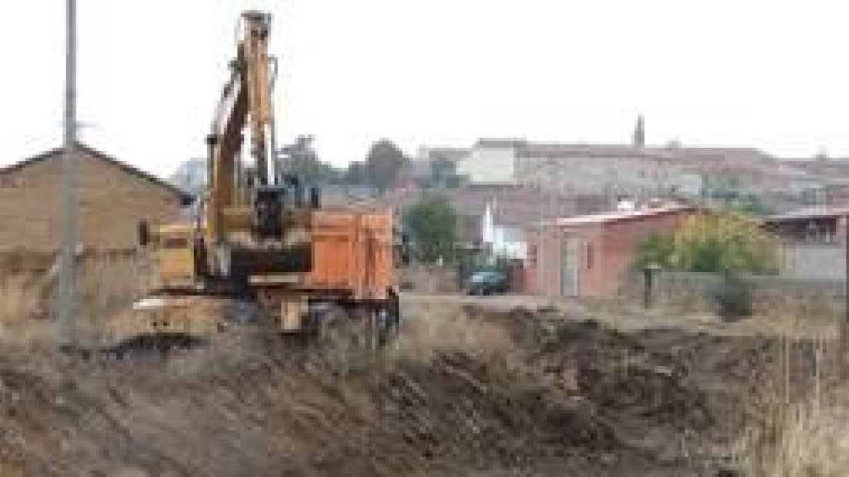 Las máquinas comenzaron a trabajar ayer en el cauce del Jerga, seco en el tramo que se observa