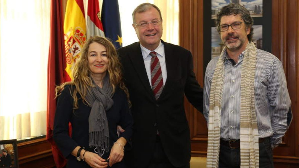Marta Elena Alonso y Ramiro González con el alcalde, Antonio Silván. DL