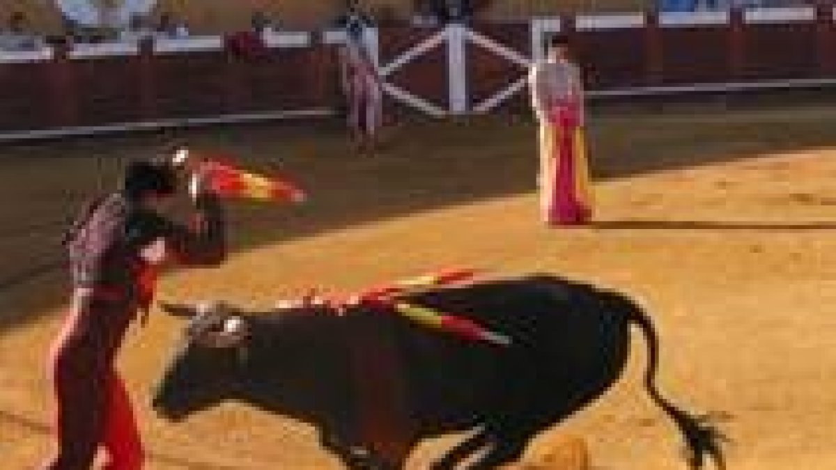 Un momento de uno de los tercios de banderillas de la tarde