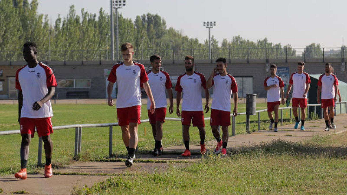 Los jugadores de la Cultural inician hoy la ilusionante ruta en Segunda División con el viaje para medirse mañana al Lorca. SECUNDINO PÉREZ