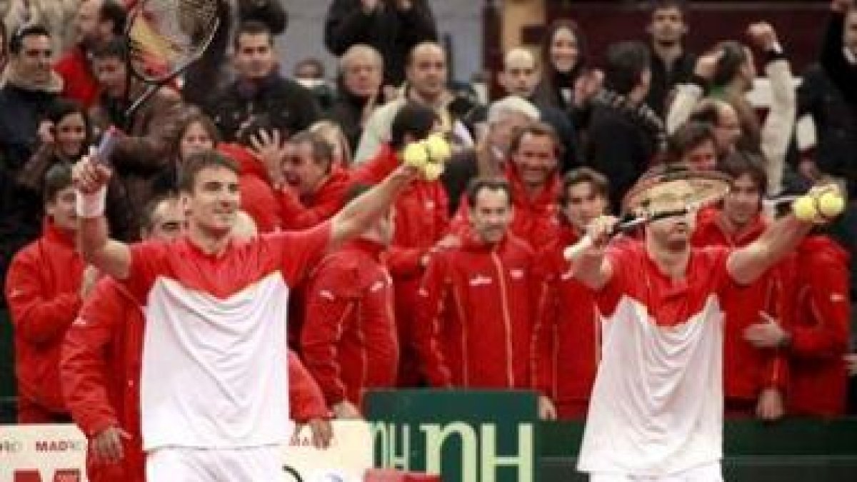 Granollers y Robredo celebran el triunfo en el doble.