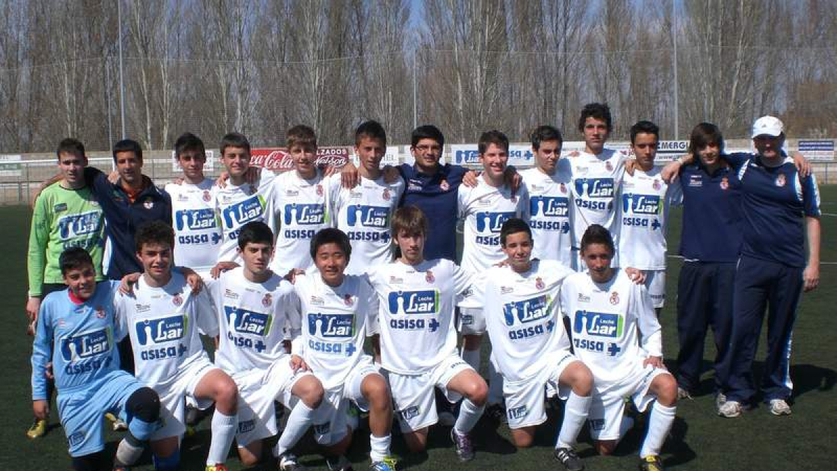 Formación de la Escuela de Fútbol de La Bañeza B que milita en la 1.ª División Provincial Prebenjamín.