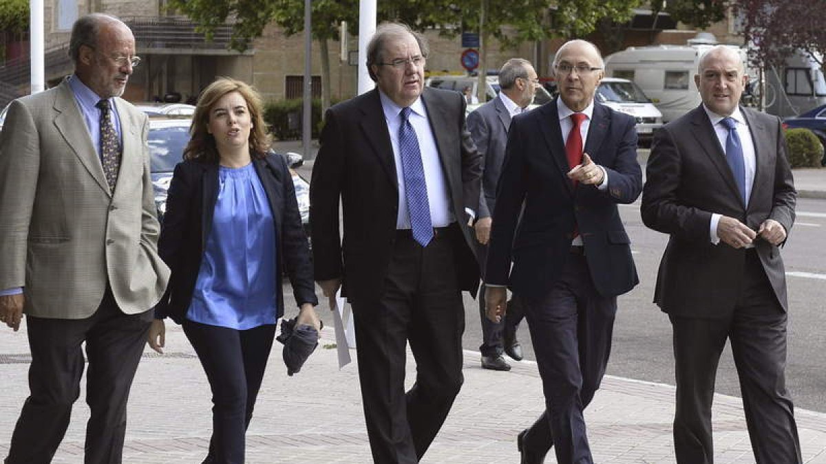 León de la Riva, Sáenz de Santamaría, Herrera, Ruiz Medrano y Carnero, ayer, en Valladolid.