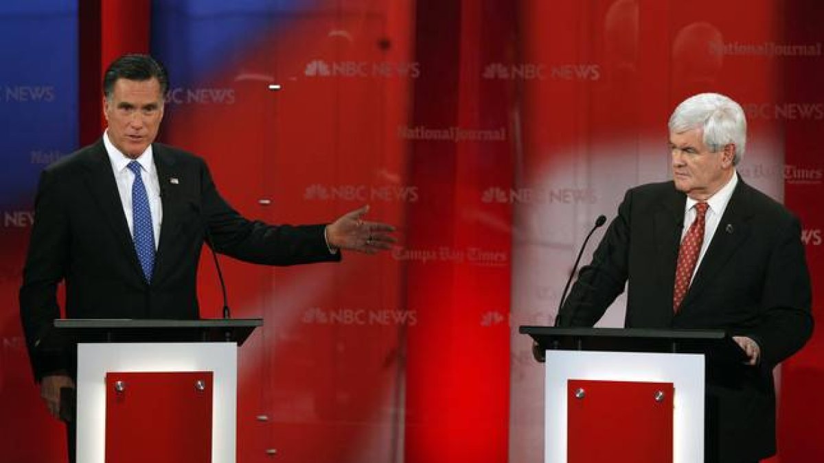 Mitt Romney (izquierda) y Newt Gingrich, durante el debate de aspirantes republicanes, el lunes, en Tampa (Florida).