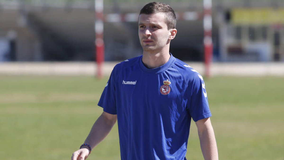 Iakob Aphkhazava durante el último entrenamiento de la Cultural en el Área Deportiva de Puente Castro.