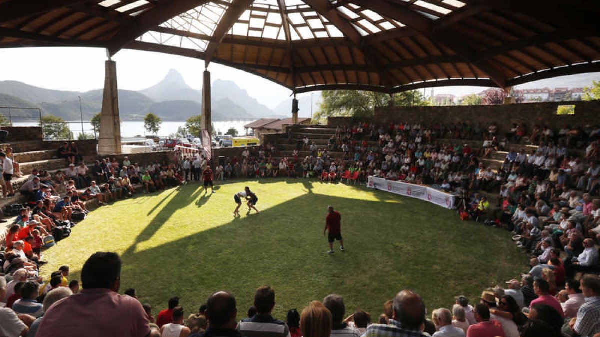 La imagen recoge un corro de lucha leonesa en Riaño, un deporte puramente de la tierra que comienza la cuenta atrás para disponer de Federación propia. JESÚS F. SALVADORES