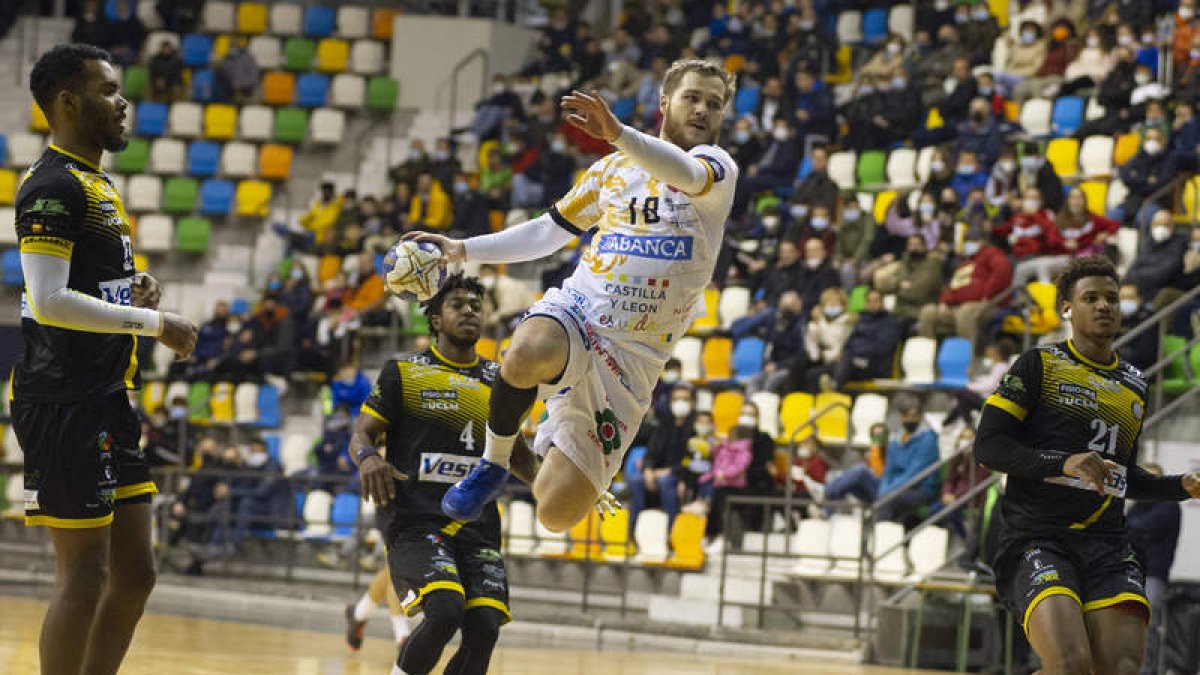 El Abanca Ademar logró imponerse al Ciudad Real en la segunda ronda de la Copa del Rey en un partido donde Virbauskas estuvo acertado en ataque. JESÚS MONROY