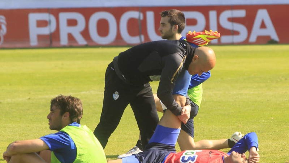 Yuri, a la conclusión del entrenamiento de ayer, estirando con el fisioterapeuta del equipo.