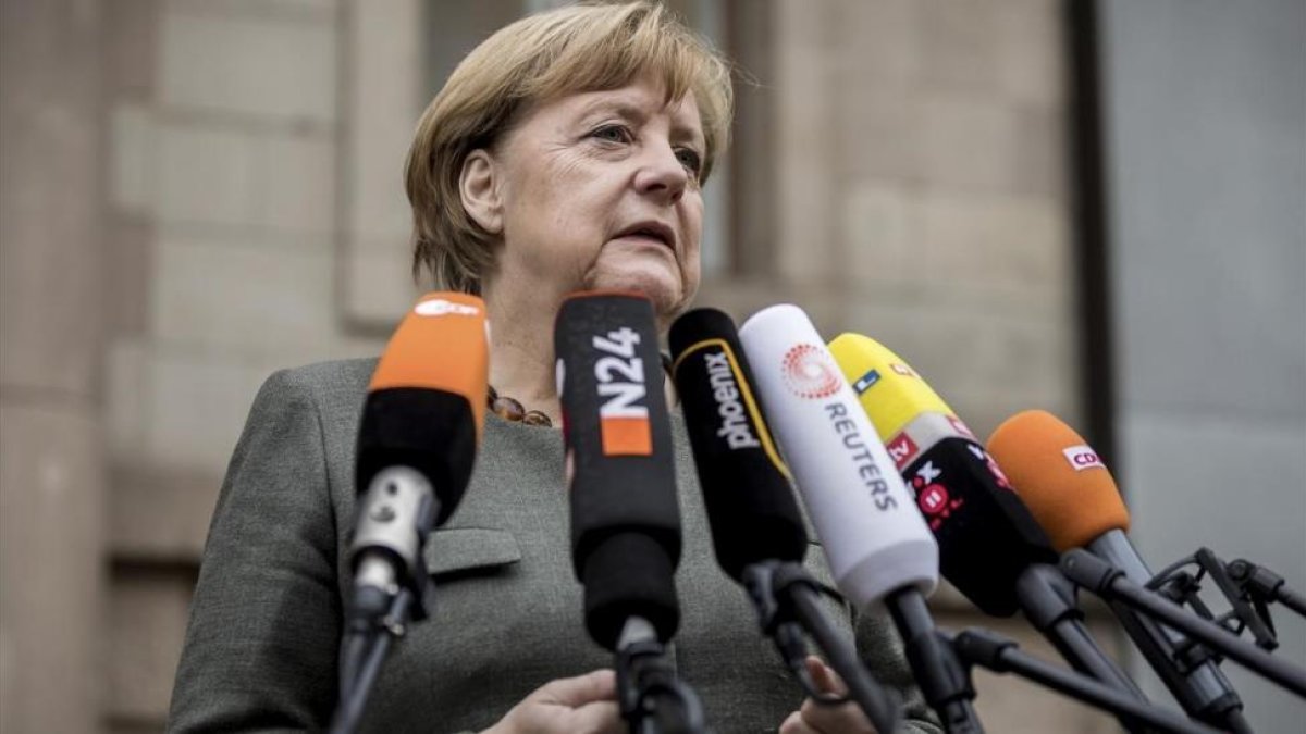 Merkel hace una breve declaración antes de iniciar el último día de negociaciones con los verdes y los liberales, en Berlín, el 16 de noviembre. /