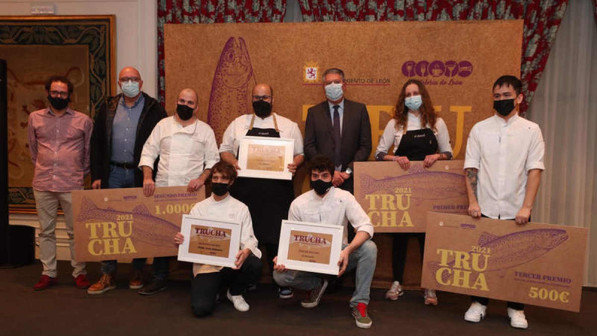 Entrega de premios a los tres ganadores del concurso. RAMIRO