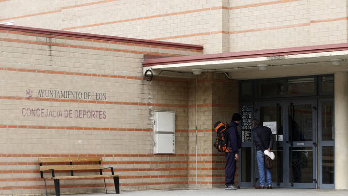El pabellón de San Esteban acoge a personas sin hogar por la crisis del coronavirus. F. Otero Perandones.
