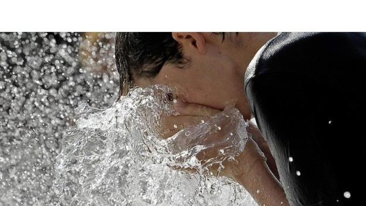 El agua fresca ayuda a prevenir los golpes de calor y bajar la temperatura corporal. VILLAR LÓPEZ