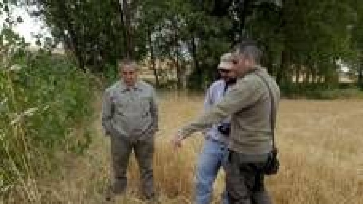 Miembros de la Asociación para la Recuperación de la Memoria Histórica en el área del enterramiento
