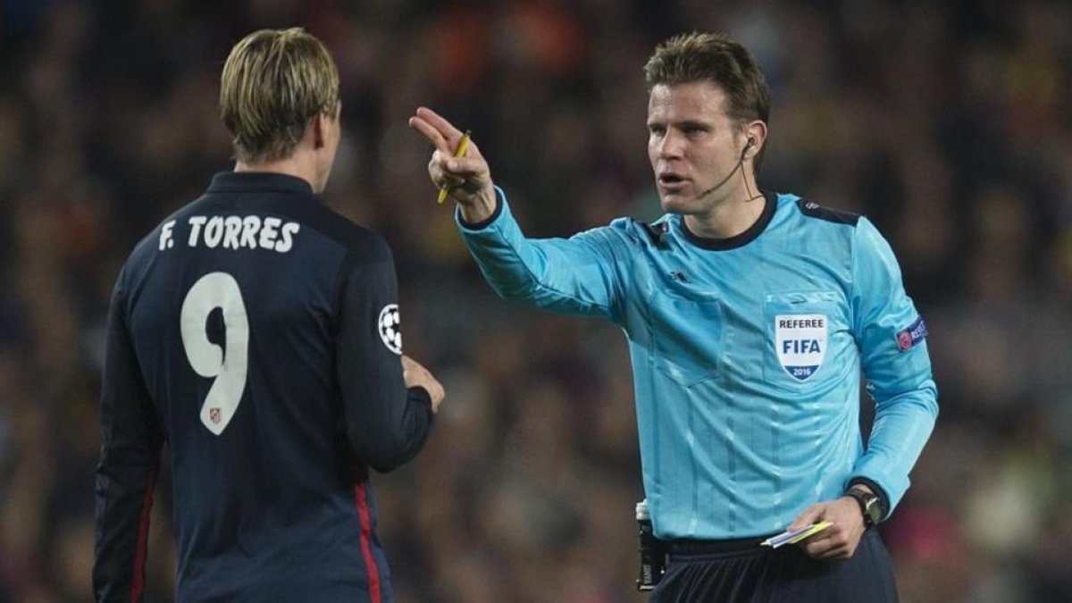El árbitro alemán Felix Brych expulsa a Fernando Torres durante el Atlético-Barça de cuartos de final de la Champions 2015-16.
