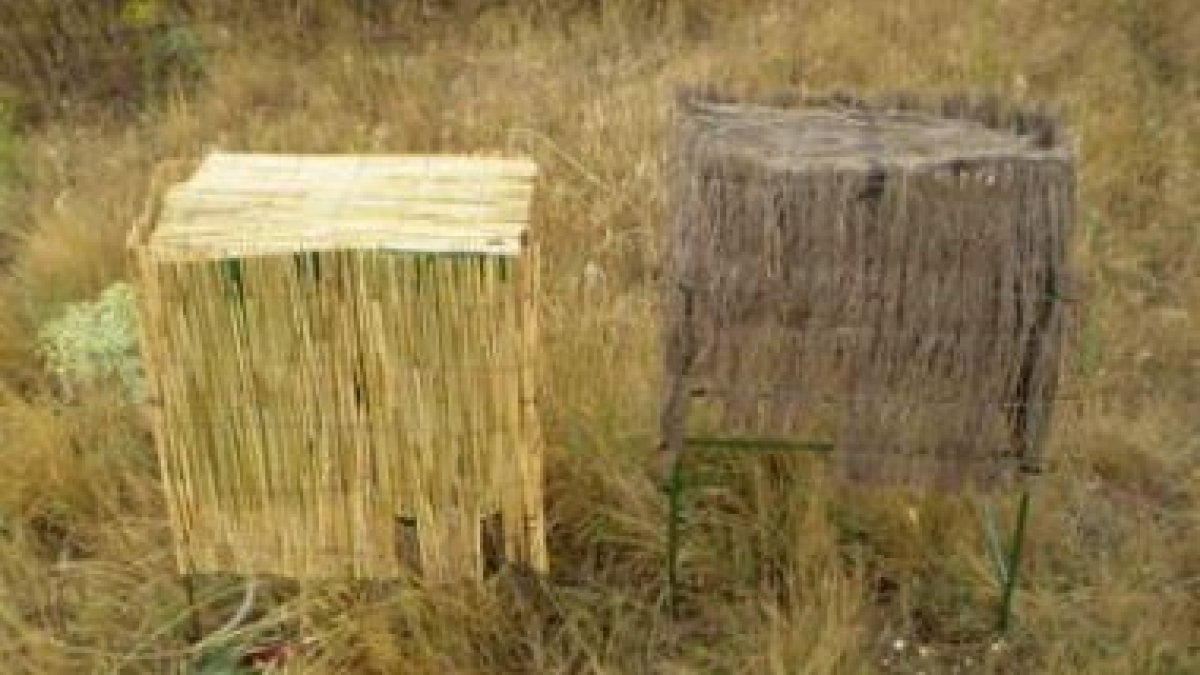 Dos comederos perfectamente camuflados para fomentar la perdiz.