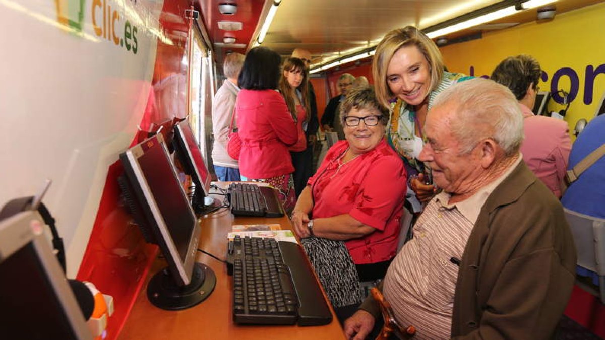 María Victoria Seco, con dos usuarios del autobús digital.