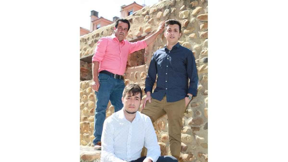 De arriba abajo, Ignacio, Pablo y Jonatan Llamazares.