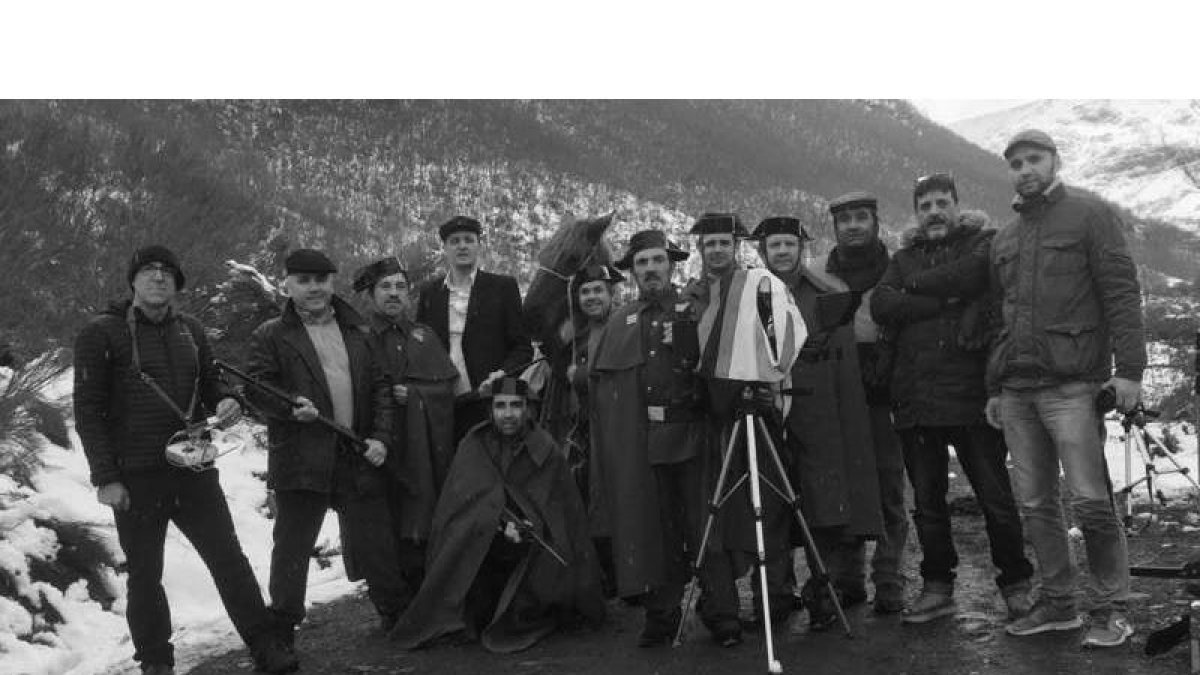 Parte del equipo que está rodando la trilogía sobre la memoria histórica en Fornela. DL
