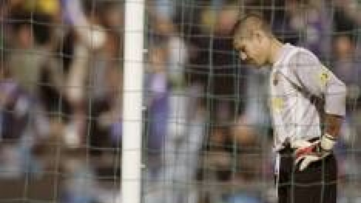 El guardameta del Barcelona Víctor Valdés se desespera después de encajar el segundo gol del Getafe