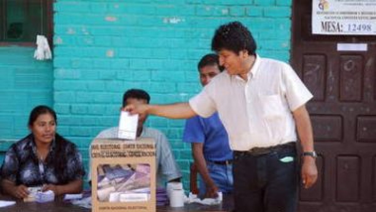 El presidente de Bolivia, Evo Morales, deposita su voto en la región de Cochabamba