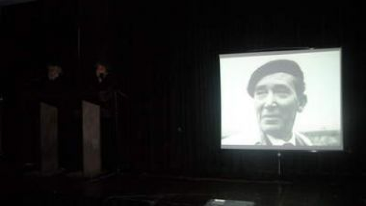 Un momento de la representación teatral de ayer en la Casa de Cultura de Villablino