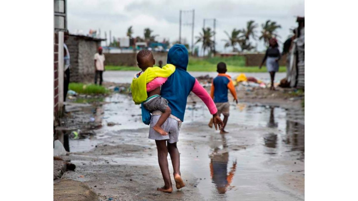 Los niños de Mozambique huyen de las inundaciones a causa de la crisis climática. UNICEF