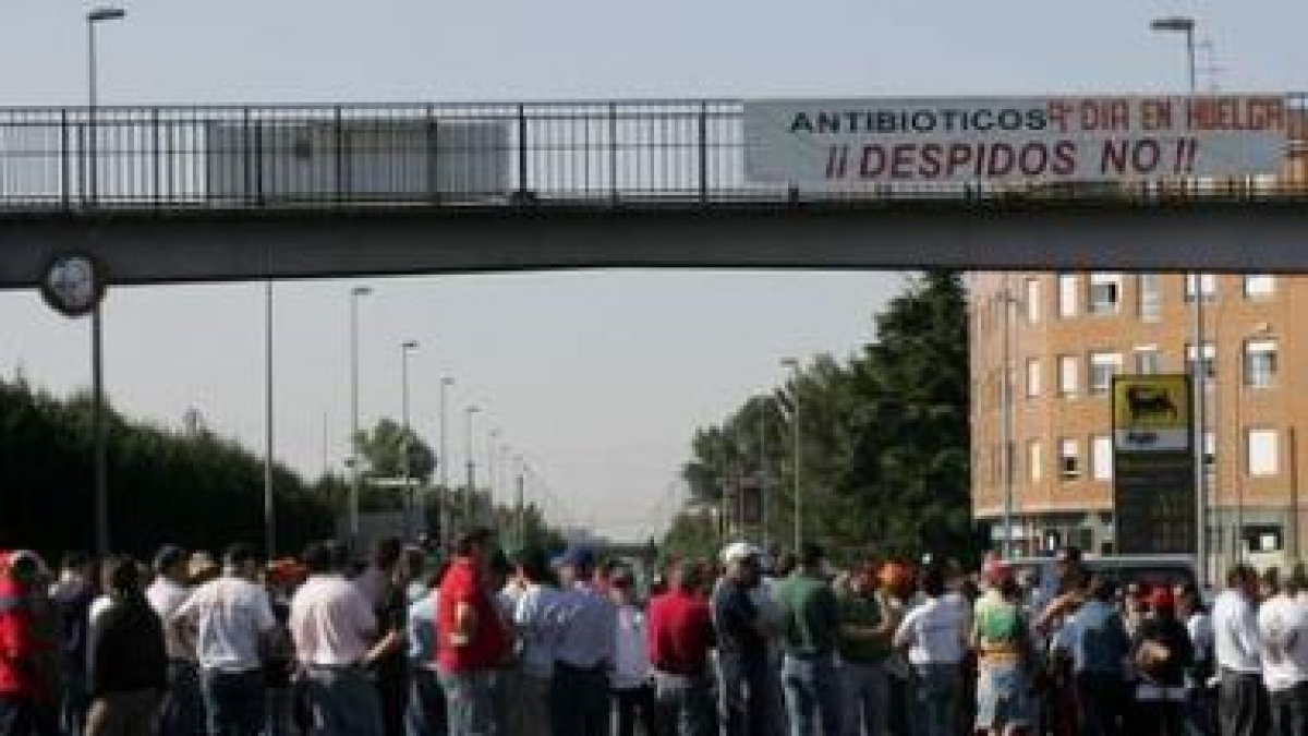 Los trabajadores cortan la N-630 en la última huelga del 2005, a raíz de la cual se firmó el plan in