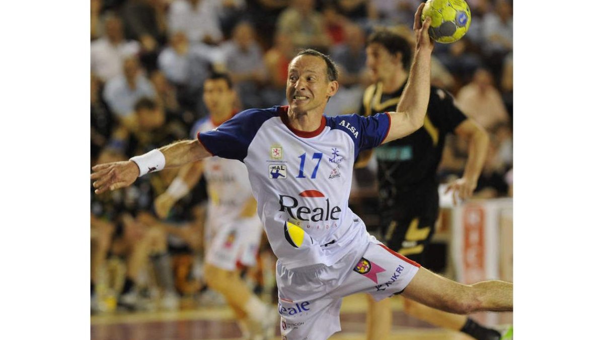 El extremo ruso Denis Krivochlykov lleva vistiendo doce años la camiseta del Reale Ademar.