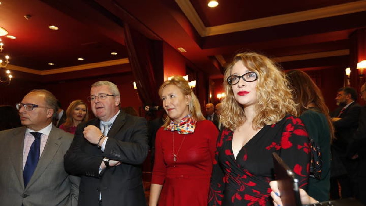 Esther Muñoz (primera por la izquierda) fue senadora en la anterior legislatura. JESÚS F. SALVADORES