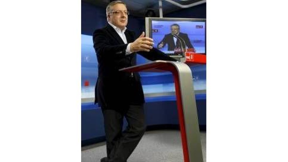 Blanco elogió el nuevo Gobierno de Zapatero en una rueda de prensa