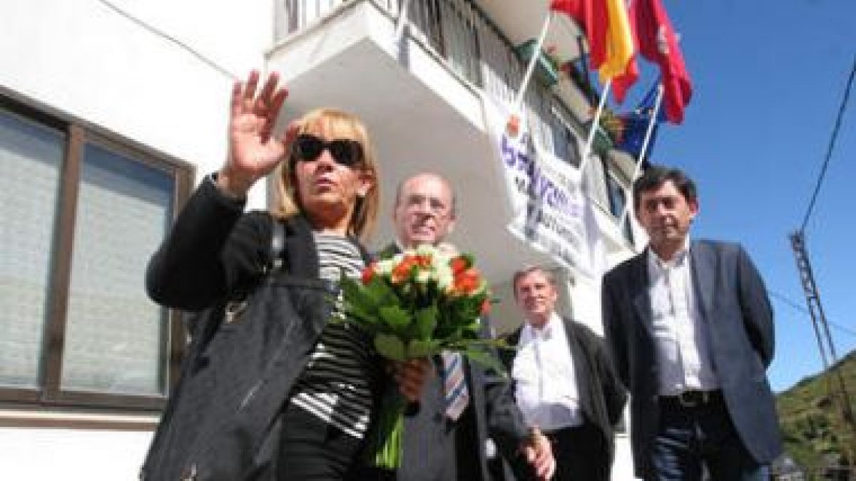 Isabel Carrasco, Rafael Blanco y Jaime González, ayer frente al Ayuntamiento de Benuza.