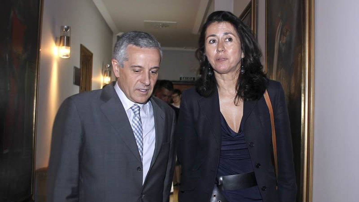 El alcalde de León, Emilio Gutiérrez, recibe en el Ayuntamiento a la presidenta de Paradores, Ángeles Alarcón