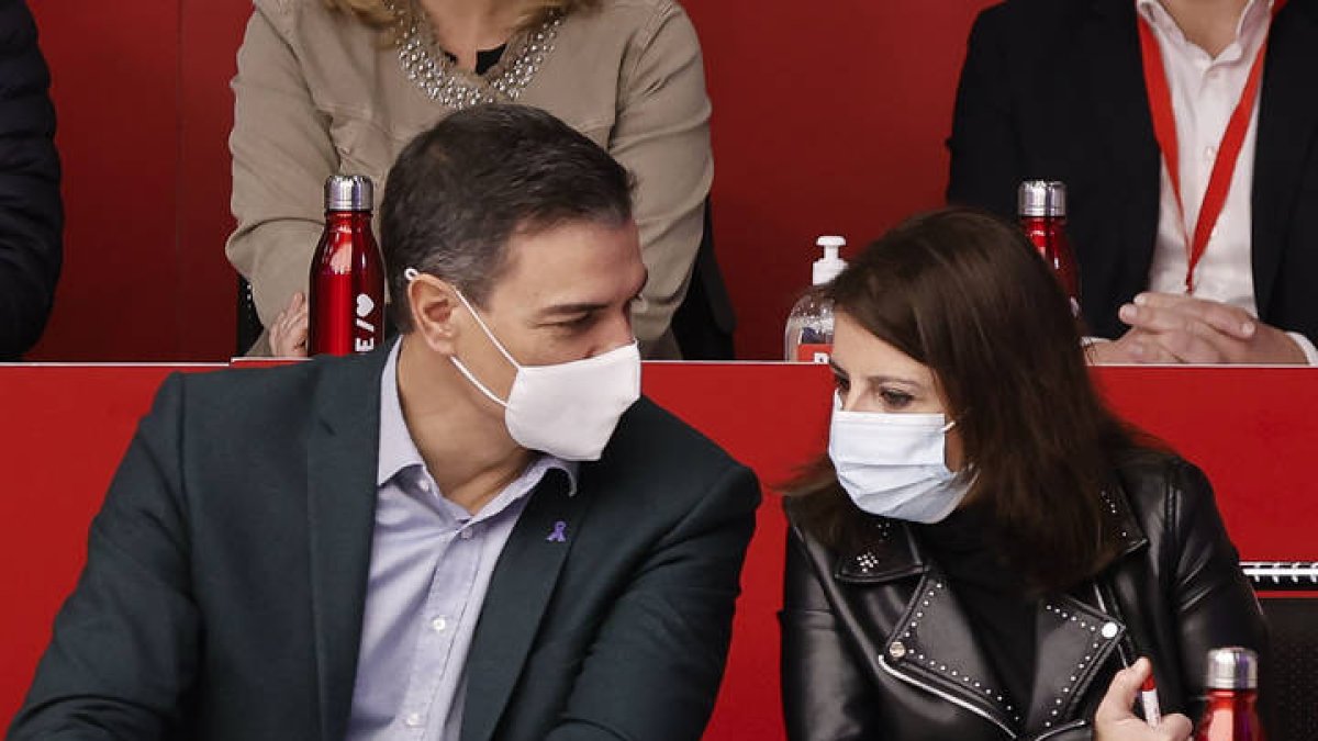 El presidente del Gobierno y secretario general de los socialistas, Pedro Sánchez, y la vicesecretaria general del partido, Adriana Lastra, conversan durante el Comité Federal del PSOE celebrado este domingo. EMILIO NARANJO