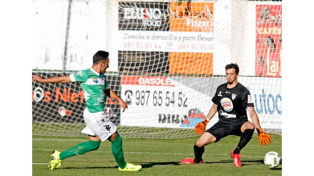 Puente cierra el partido al superar a Facundo y materializar el tercer gol maragato. F. OTERO PERANDONES