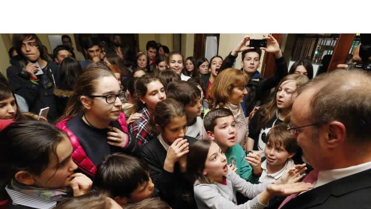 Rey escuchó y contestó a las críticas de los profesores, alumnos y padres que se congregaron ayer para recibirlo. RAMIRO