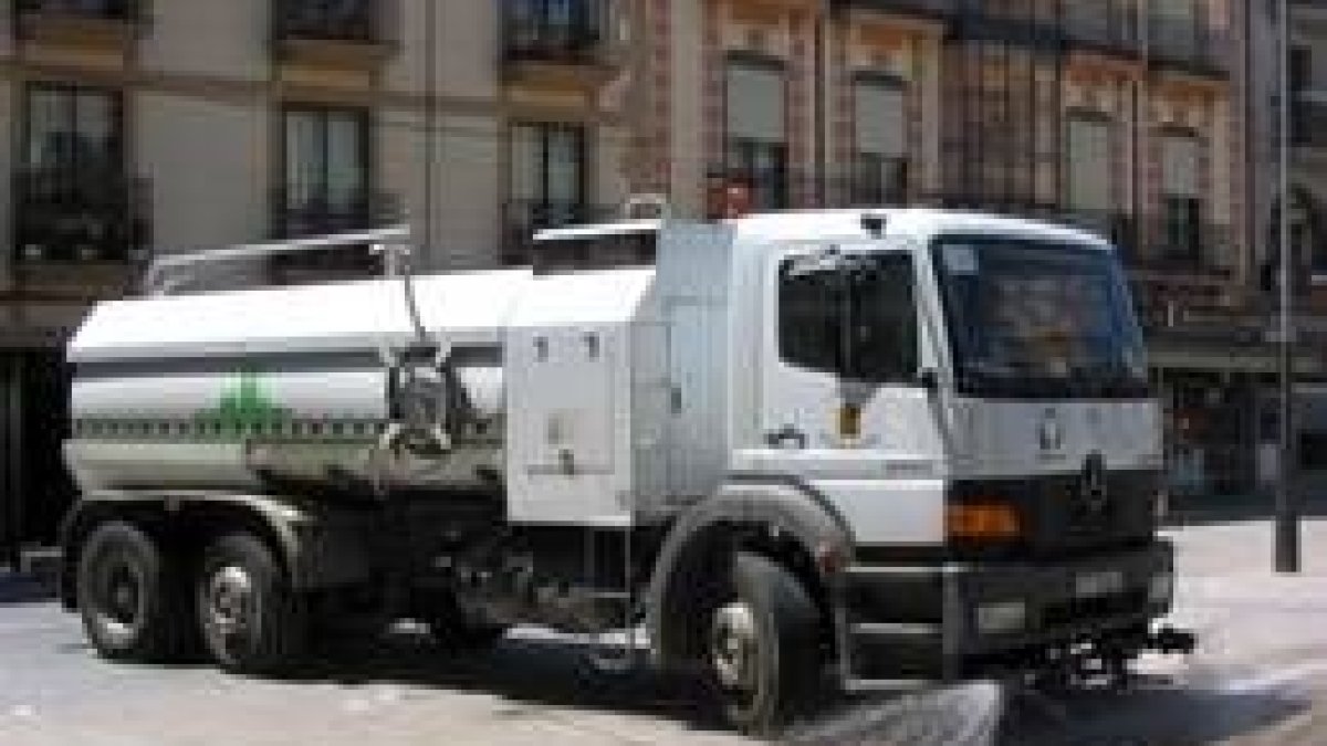 Un camión de Urbaser riega la plaza de Santocildes tras el mercado semanal de ayer