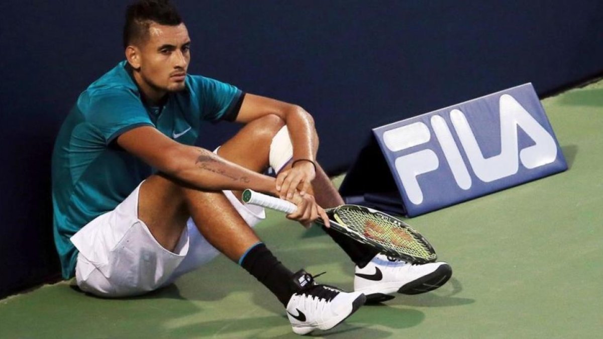 Nick Kyrgios, en una de sus típicas actitudes en la pista.