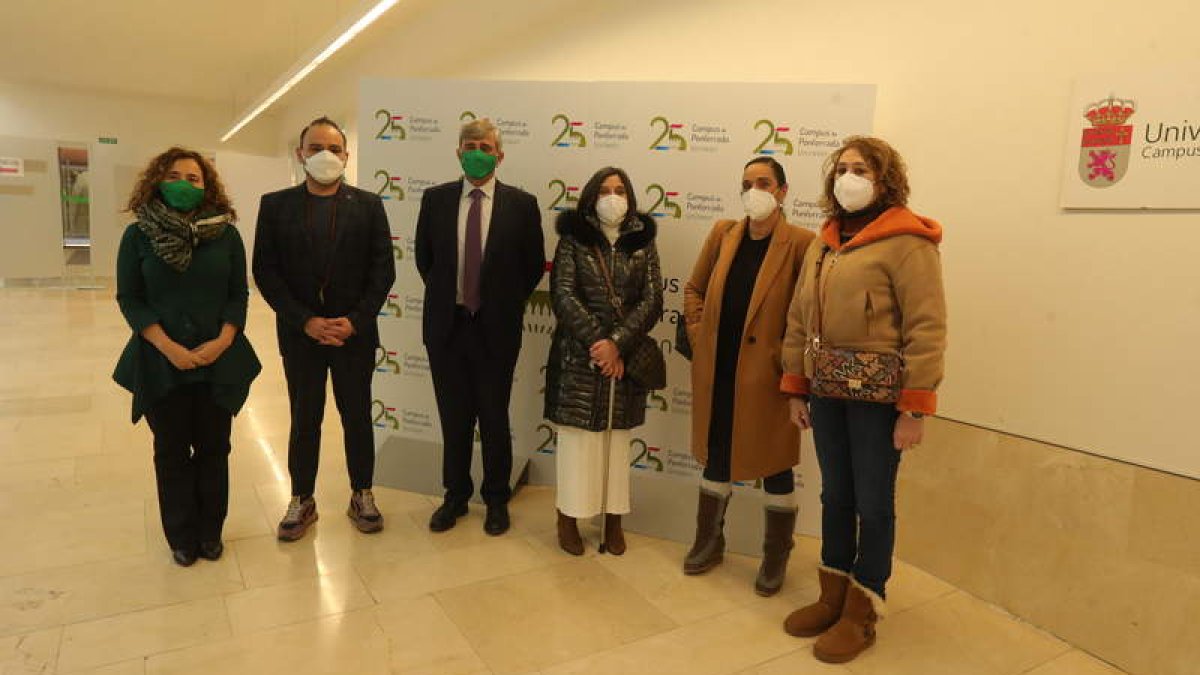 Foto de familia de los representantes de la Universidad y de los firmantes de los convenios. ANA F. BARREDO