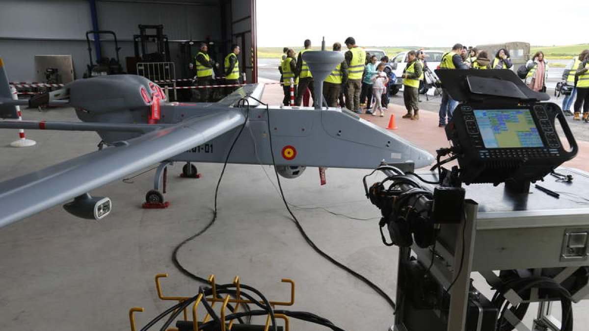 Los drones del Ejército han trabajado en los últimos meses en el aeródromo de Pajares de los Oteros. MARCIANO