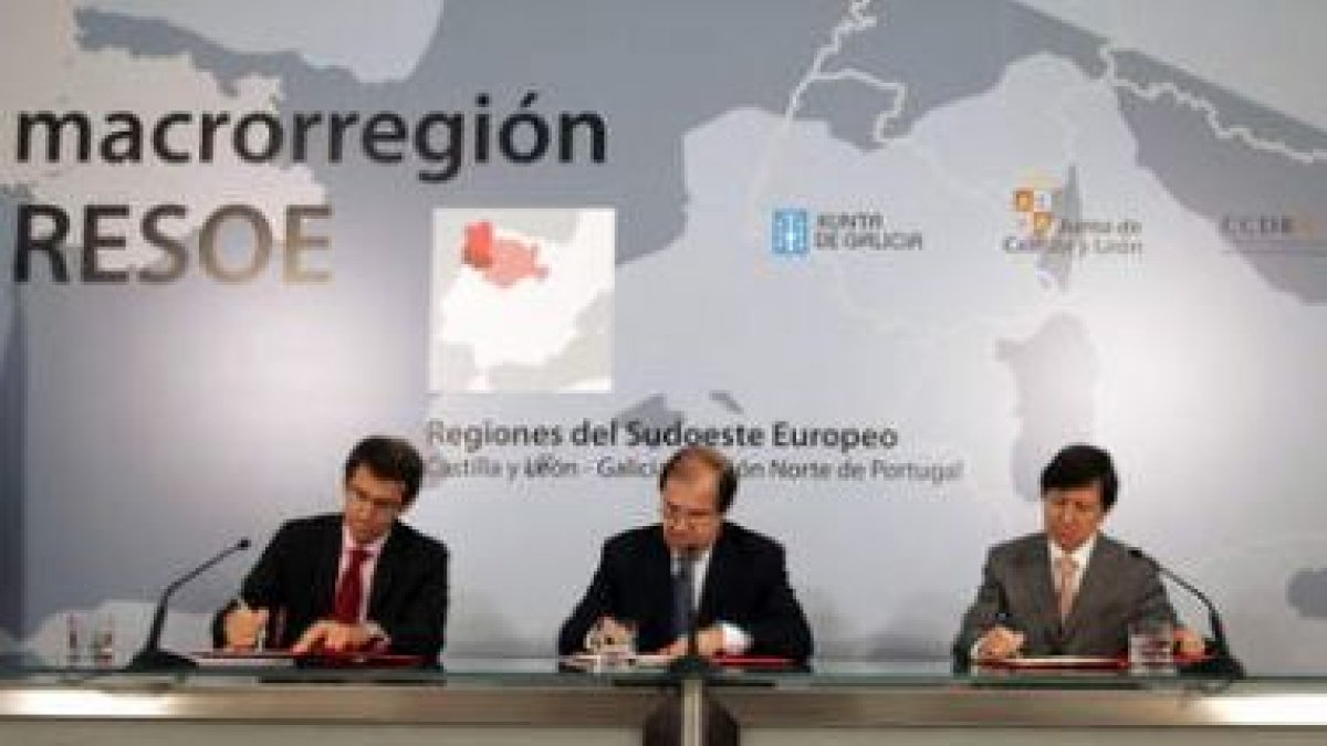 Los tres presidentes, Nuñez-Feijóo, Juan Vicente Herrera y Carlos Cardoso Lage, durante el acto de c