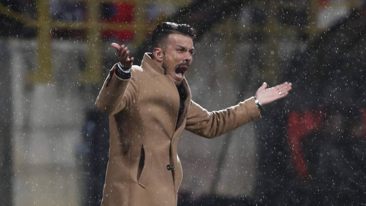 El entrenador de la Cultural corrige a sus jugadores durante el encuentro frente al Reus, en el que decidió cambiar de sistema por un juego de corte directo.