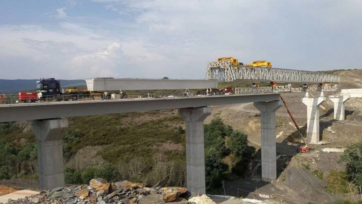 Intervención en un viaducto de la línea del AVE en la comarca sanabresa, en una imagen de archivo. ICAL